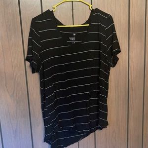 V-neck short sleeved shirt